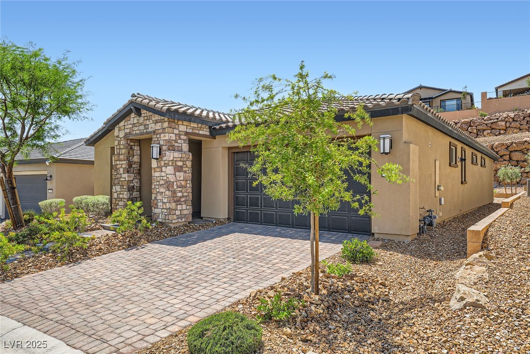 243 Sun Glaze Avenue Property Photo 2