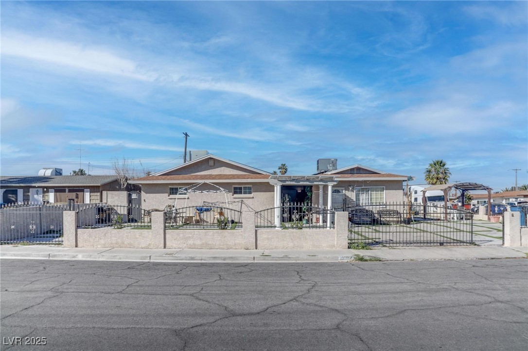 944 De Met Drive Property Photo 4