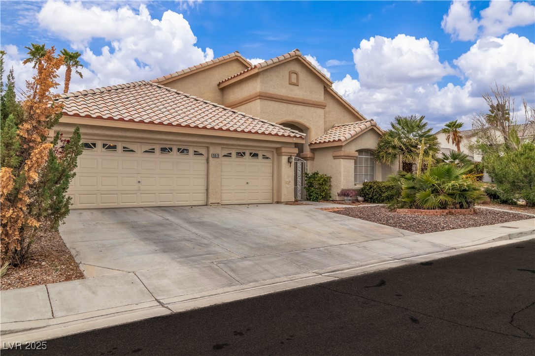 5513 Oakview Falls Court Property Photo 2