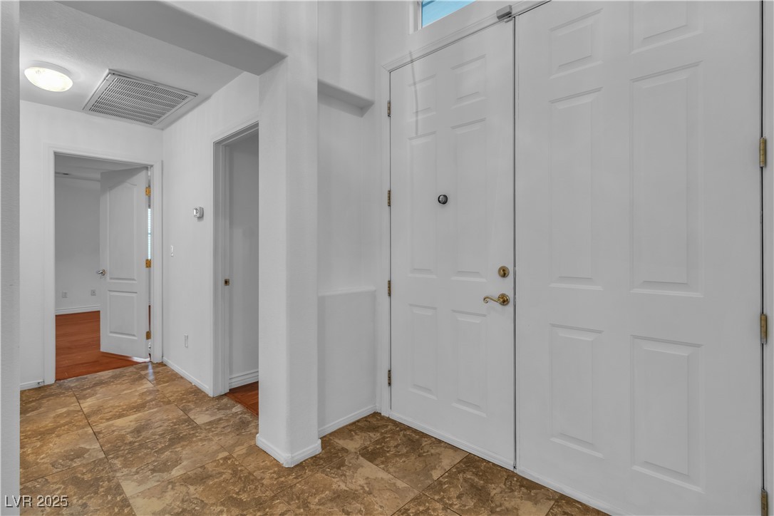 5513 Oakview Falls Court Property Photo 4