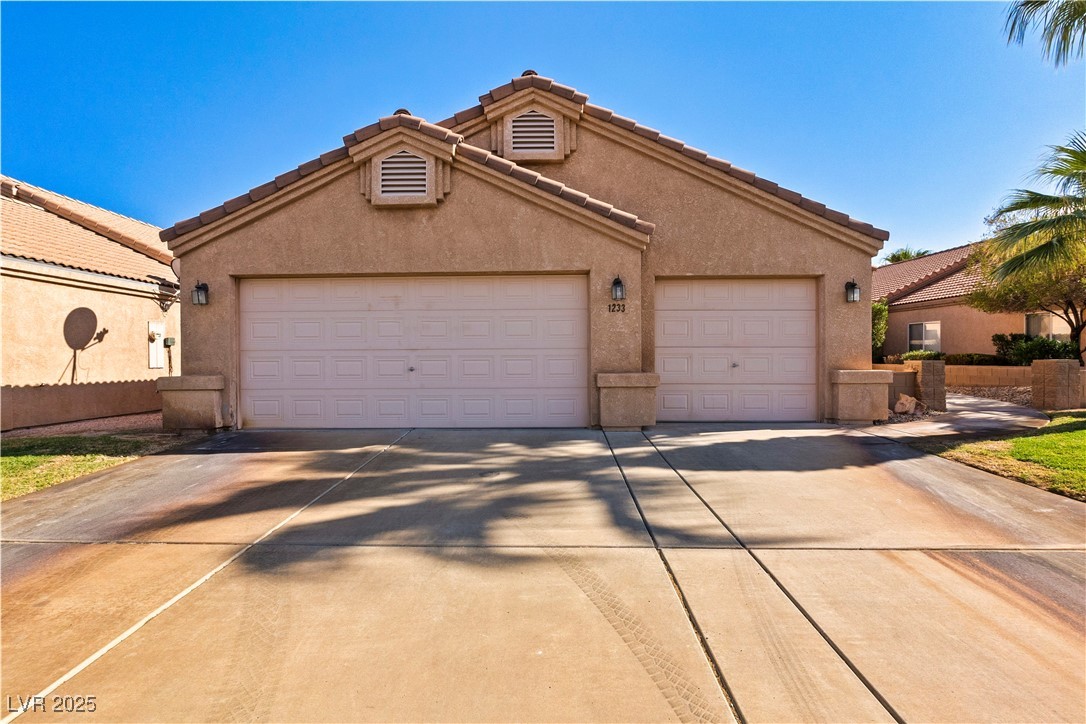 1233 Golf Club Drive Property Photo 1