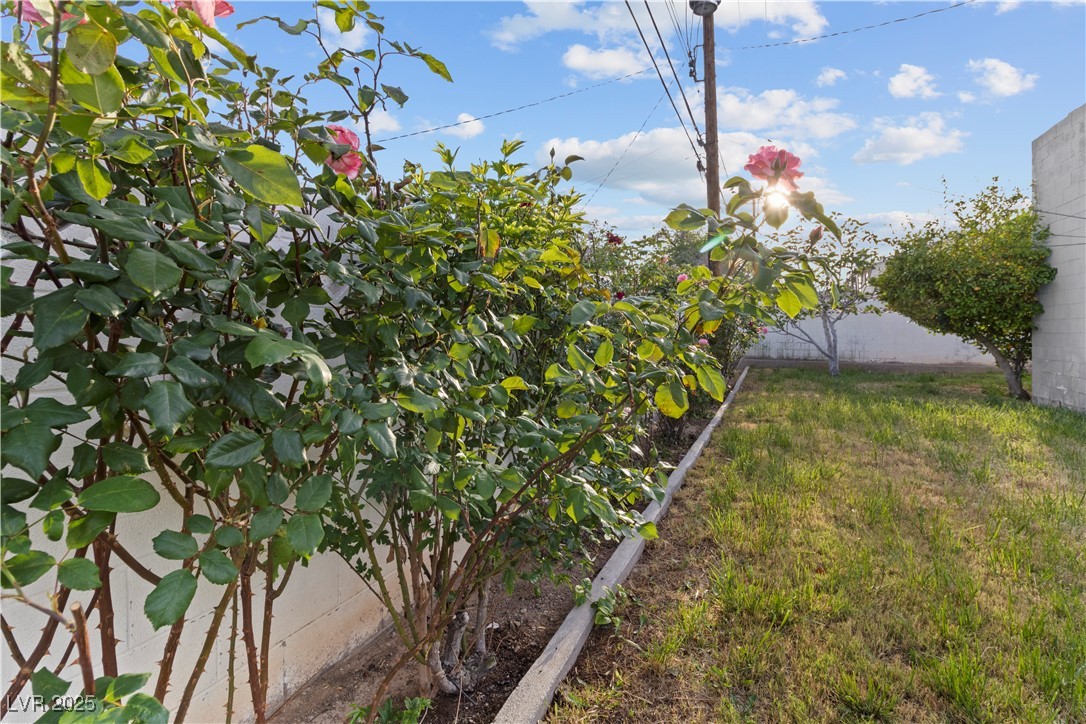 2703 Vegas Valley Drive Property Photo 1