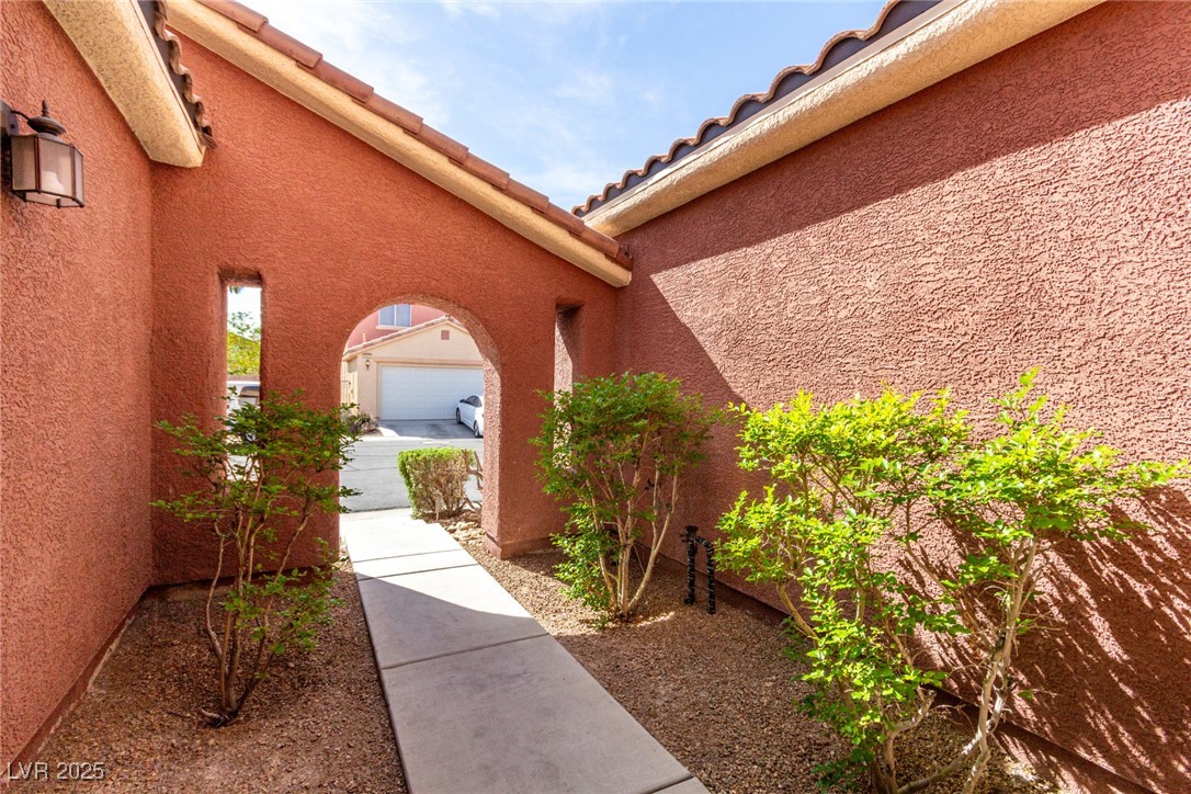 5518 Ovando Way Property Photo 4