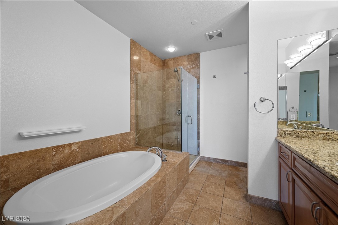 2260 Village Walk Drive 1305 Property Photo 15