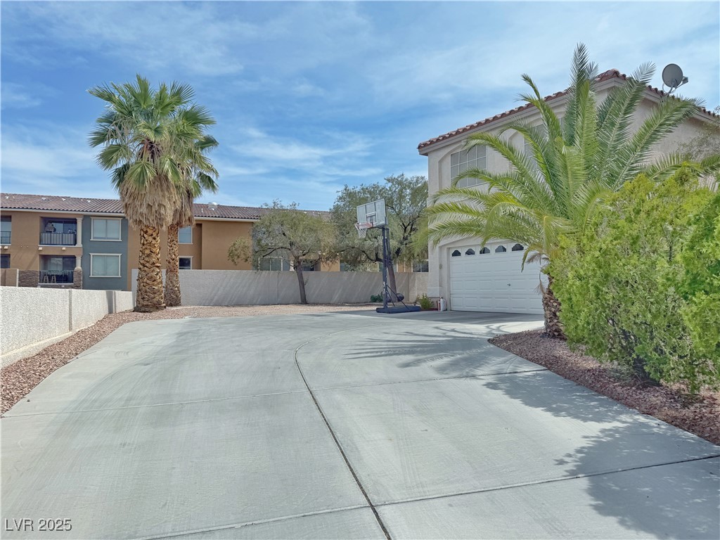 9509 Arrowhead Falls Court Property Photo 4