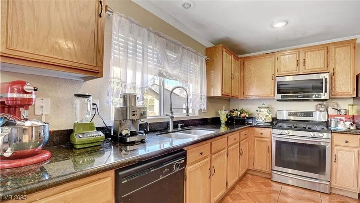 9772 Splendor Sky Avenue Property Photo 7