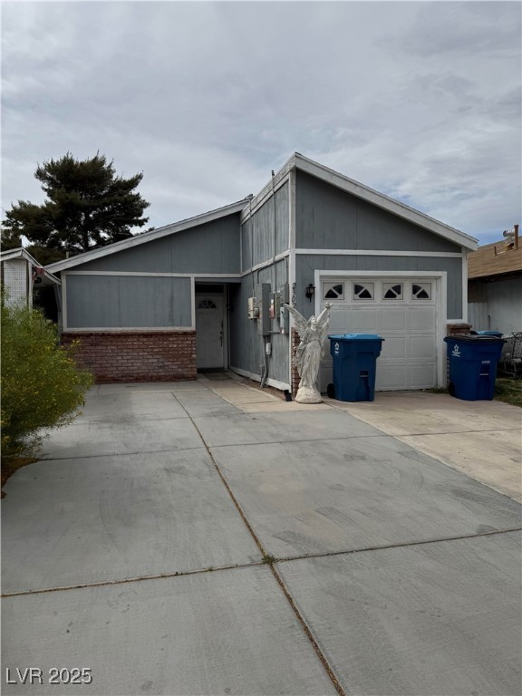 2302 El Molino Circle Property Photo 1