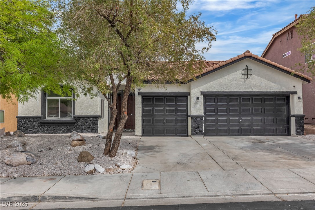 1054 Silver Star Street Property Photo