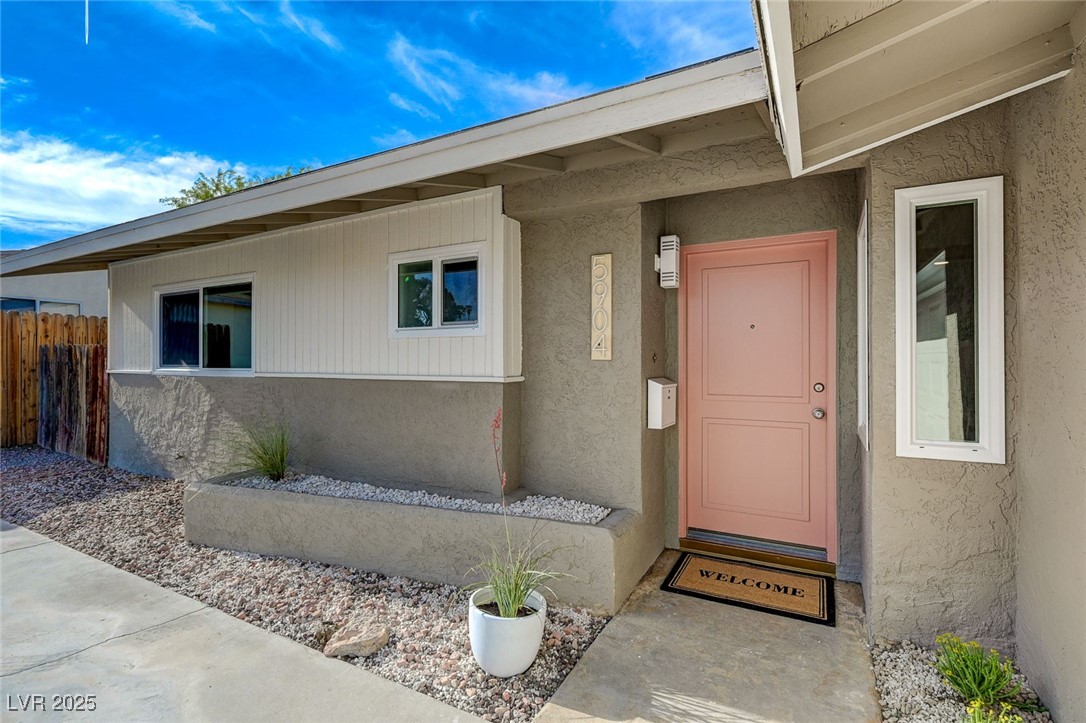 5904 Apple Valley Lane Property Photo 1
