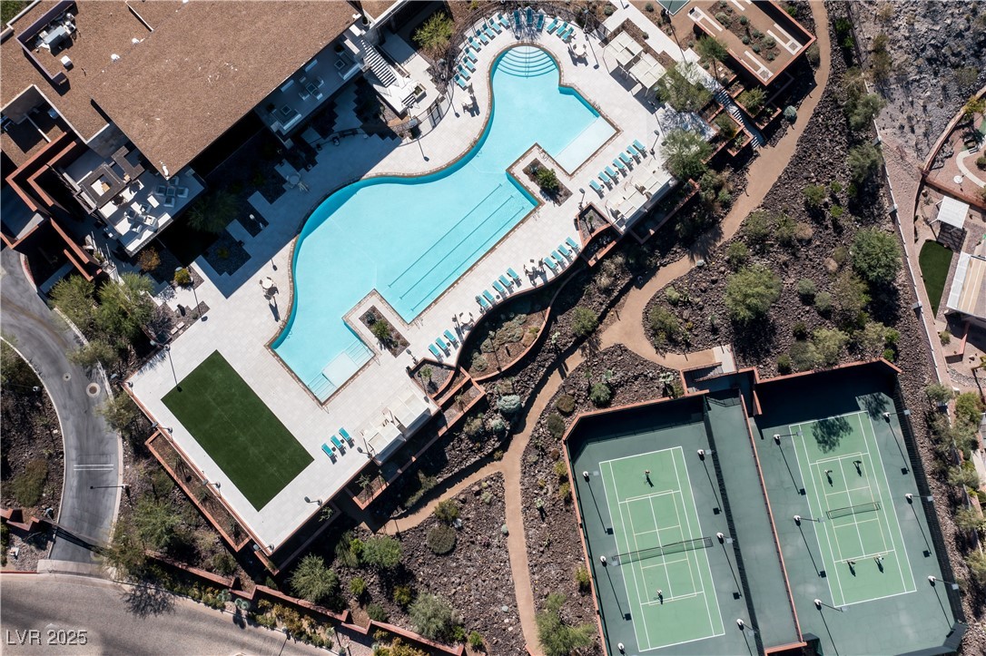 33 Soaring Rock Court Property Photo 4