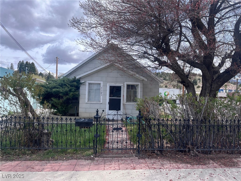 1121 Lyons Ave Property Photo