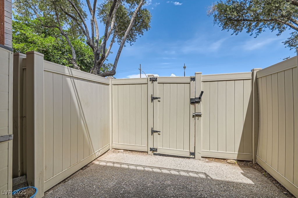 1034 Tam O Shanter Property Photo 12