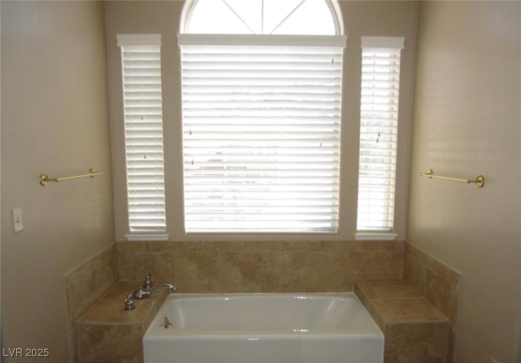 2830 Queens Courtyard Drive Property Photo 10