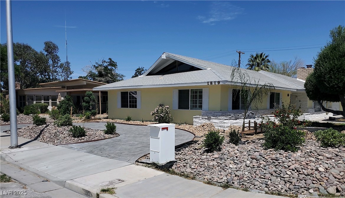 1819 Beverly Way Property Photo