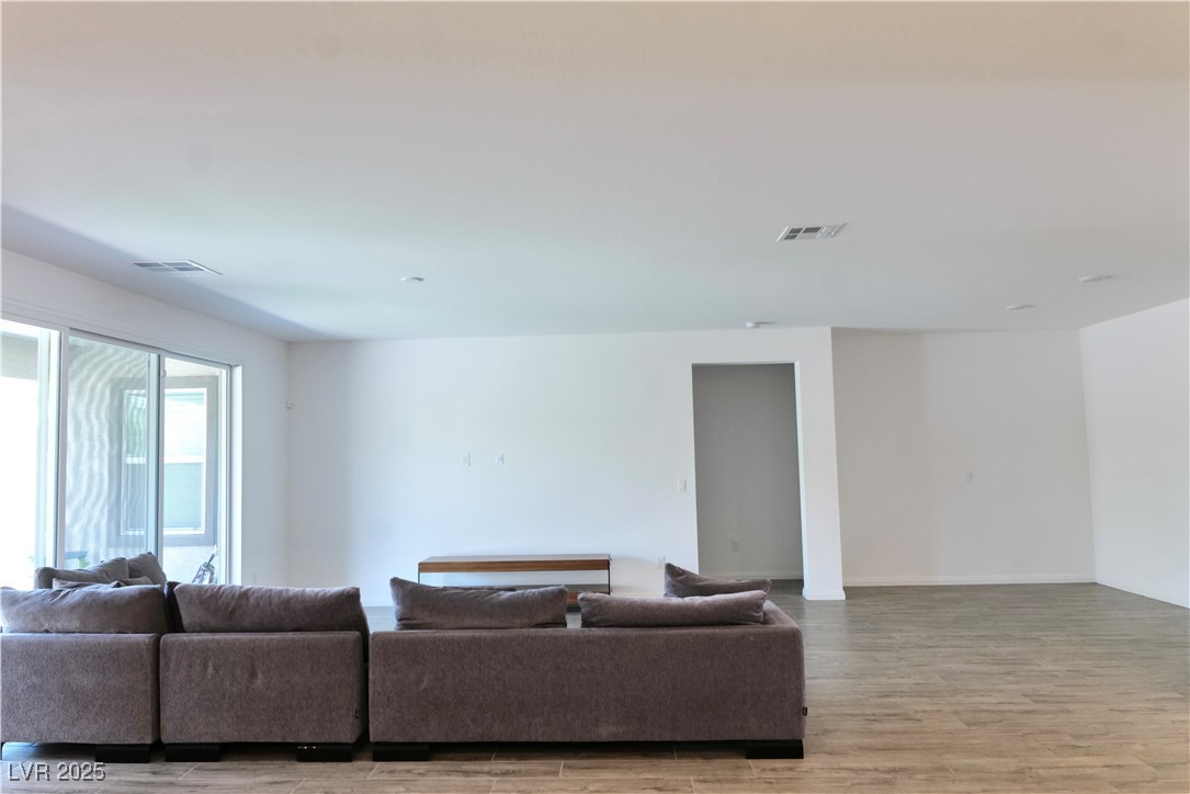 6250 Lamont Hills Avenue Property Photo 8