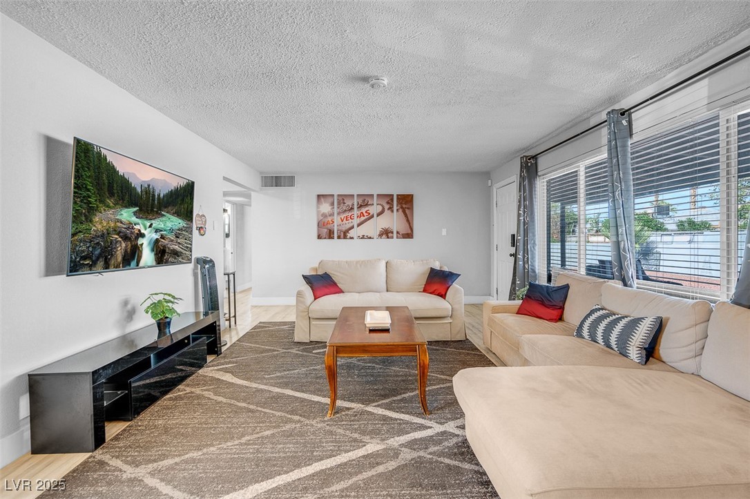 2301 Beverly Way Property Photo