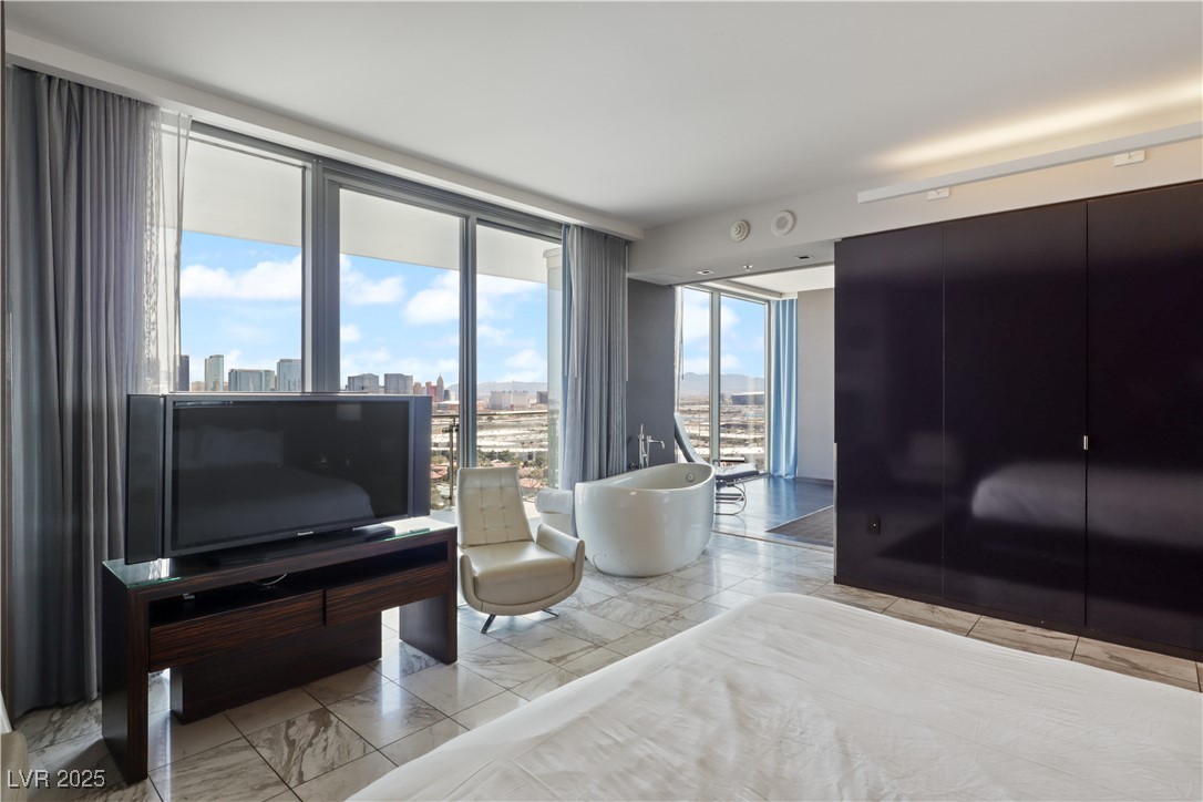 4381 West Flamingo Road 2122 Property Photo 6