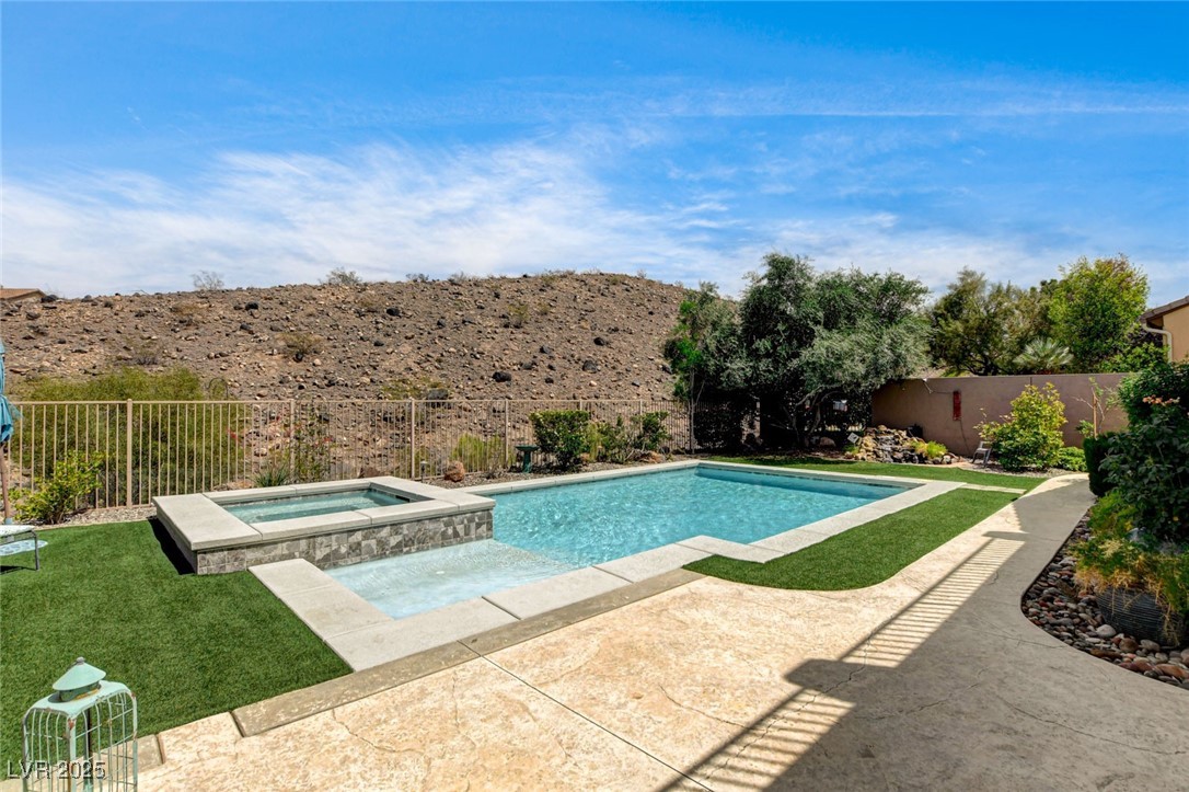 11 Morninglow Pass Property Photo 64