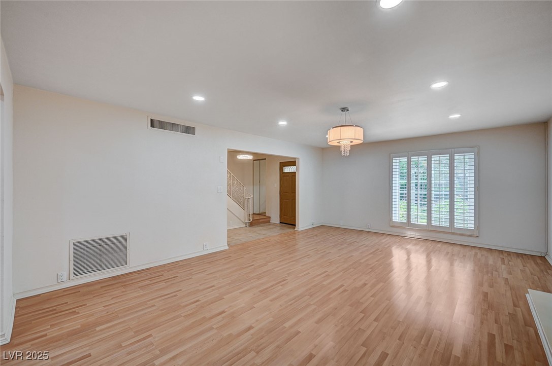 578 Tam O Shanter Property Photo 8
