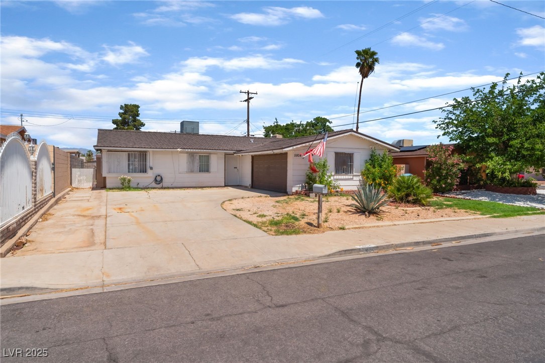 5804 Apple Valley Lane Property Photo 2