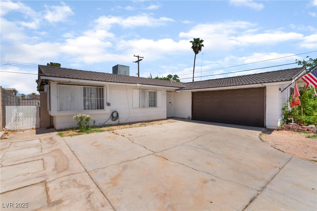 5804 Apple Valley Lane Property Photo 3