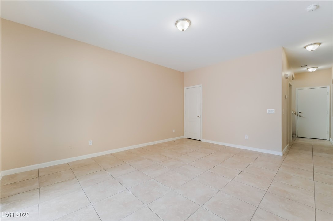 5086 Echo Shire Avenue Property Photo 7