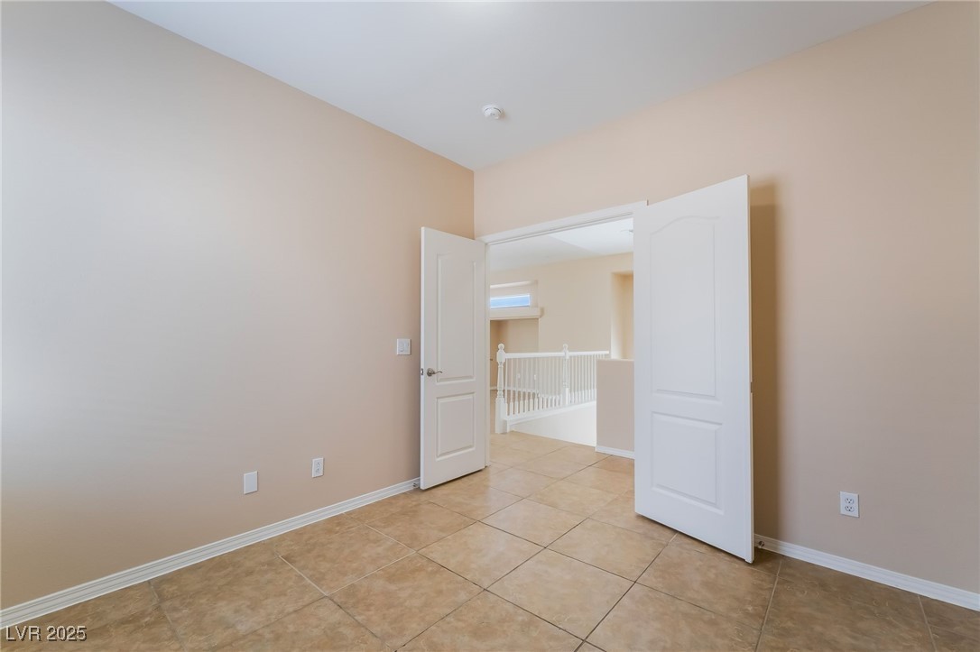 5086 Echo Shire Avenue Property Photo 18