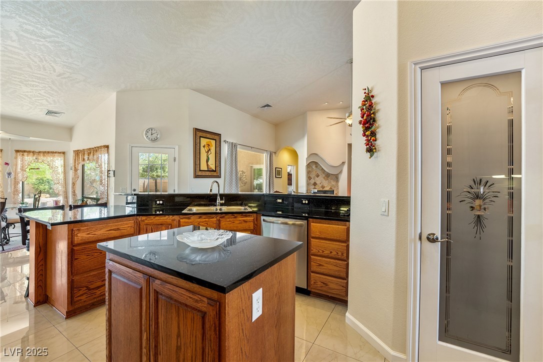 6841 Longmeadow Drive Property Photo 12