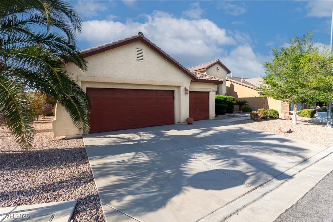 5016 Wayfaring Tree Avenue Property Photo 2