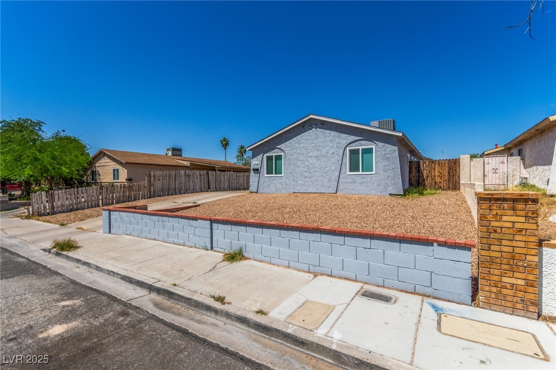 2432 Spanish Court Property Photo 1