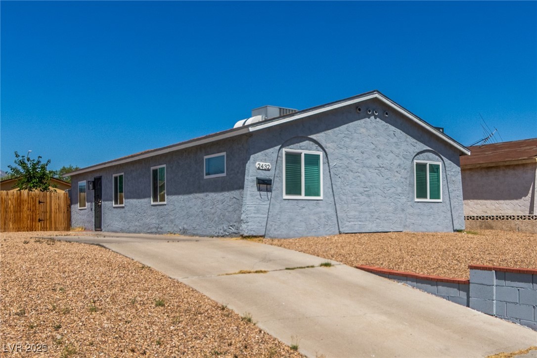 2432 Spanish Court Property Photo 4