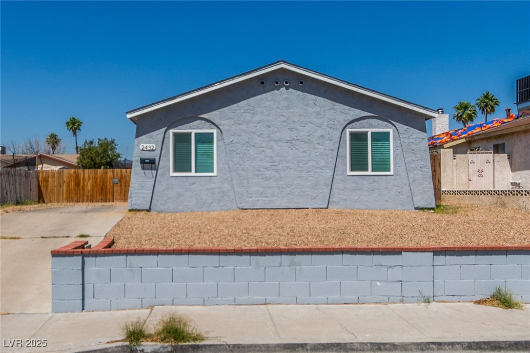 2432 Spanish Court Property Photo 6