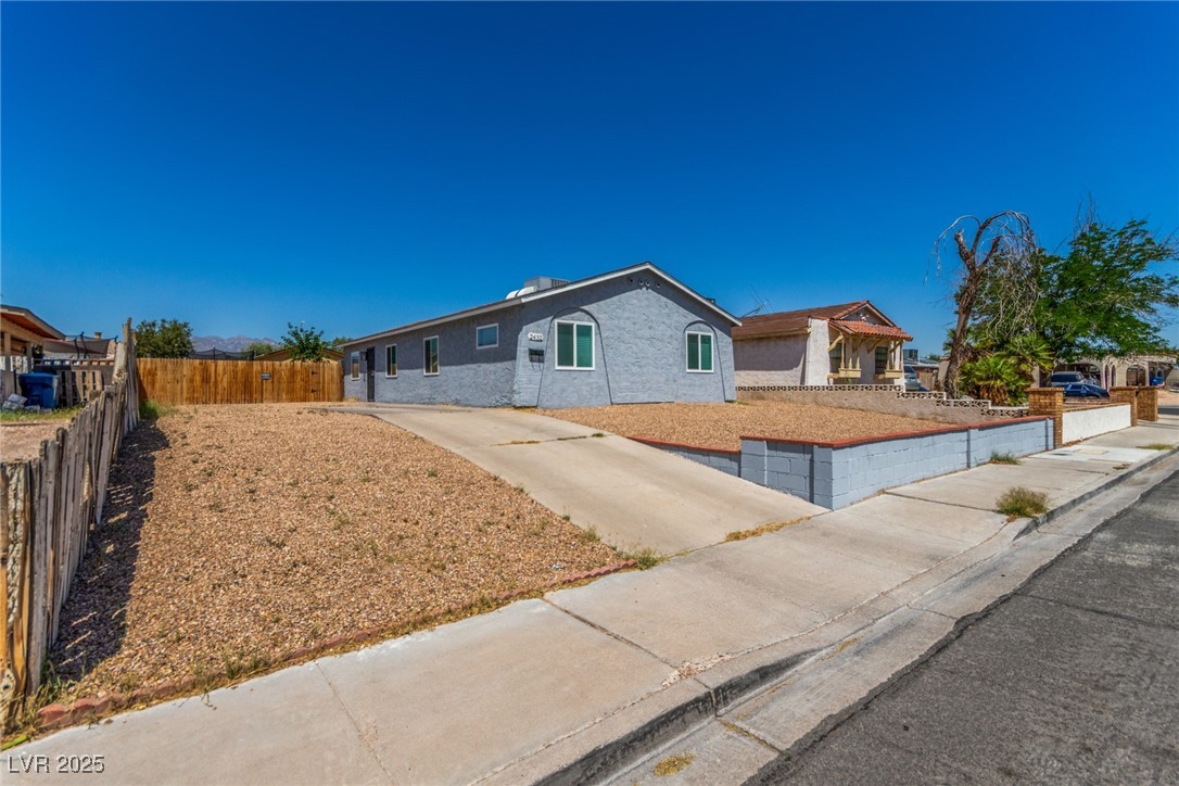 2432 Spanish Court Property Photo 7