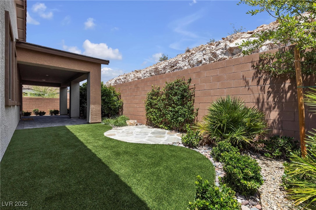 9570 Thistle Creek Avenue Property Photo 30