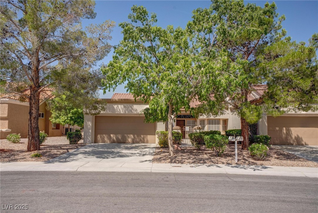 2541 Desert Glen Drive Property Photo 1