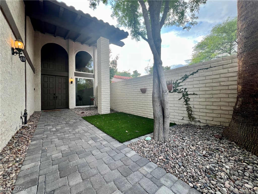 2316 Plaza Del Grande Property Photo 4
