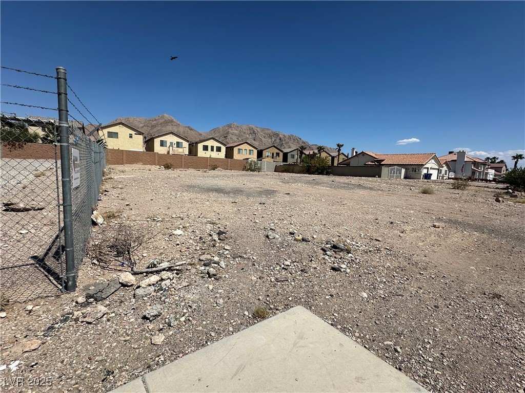 1942 Mount Hood Street Property Photo 2