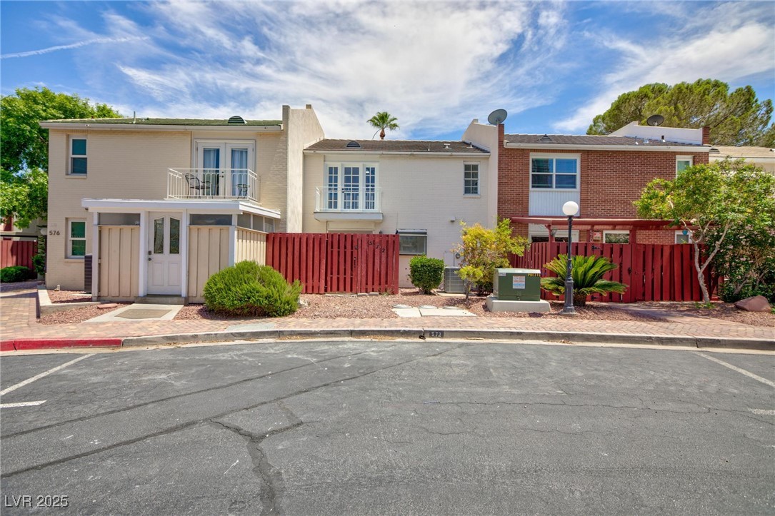 572 Tam O Shanter Property Photo 2