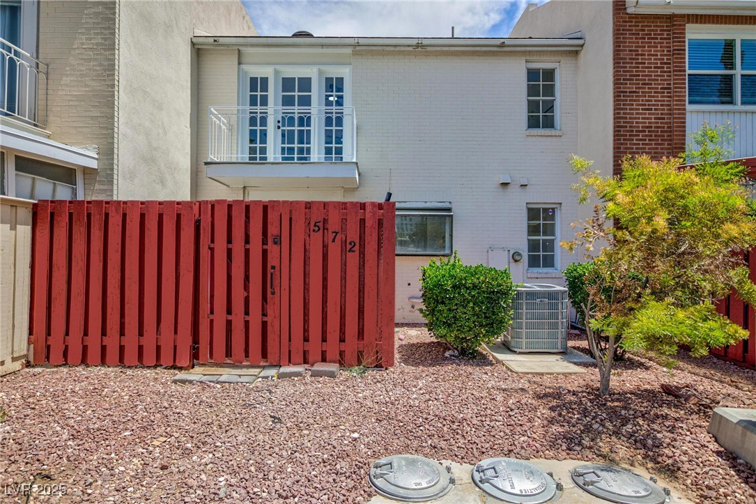 572 Tam O Shanter Property Photo 3