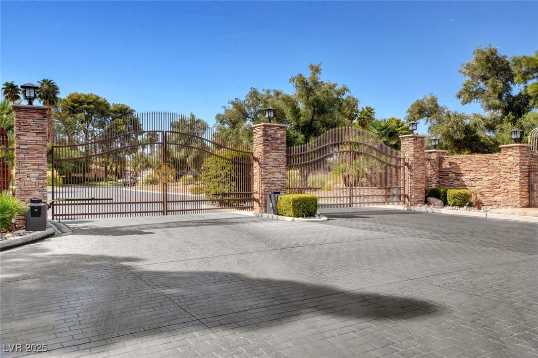 2851 Queens Courtyard Drive Property Photo 54