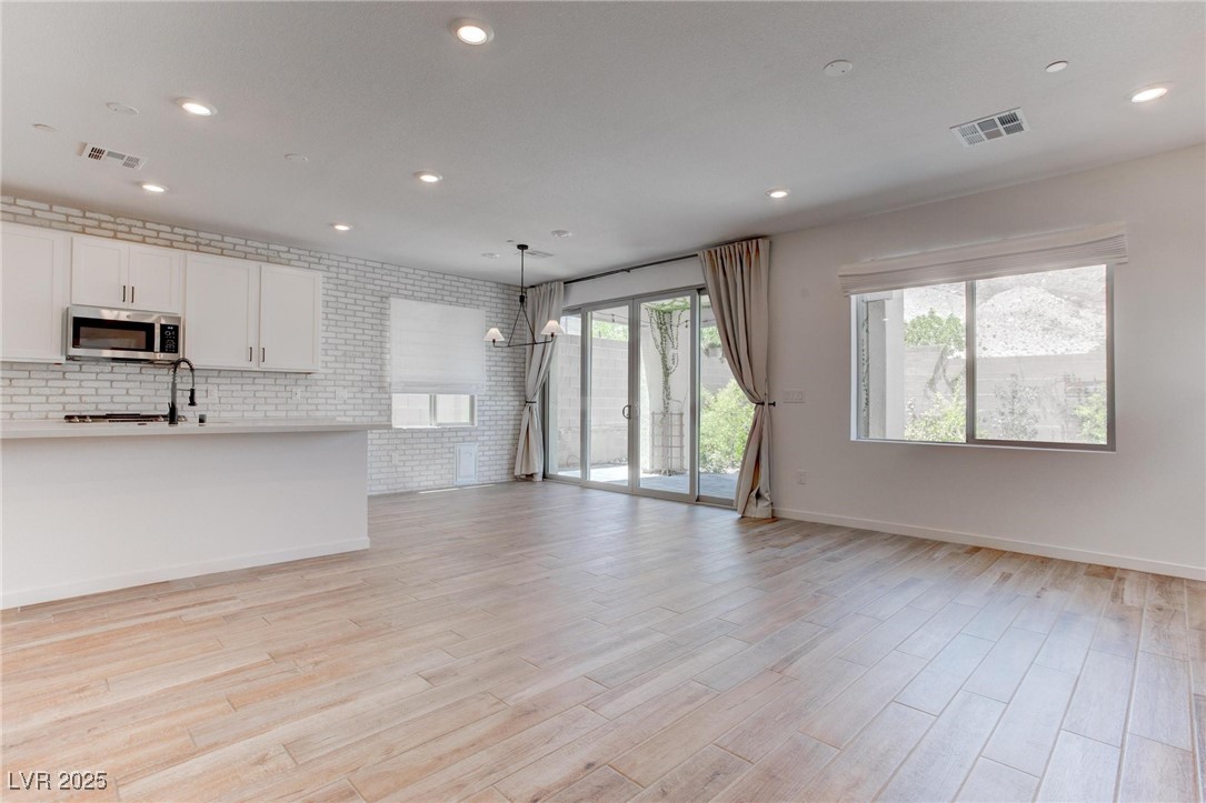11652 Desert Hollow Avenue Property Photo 2