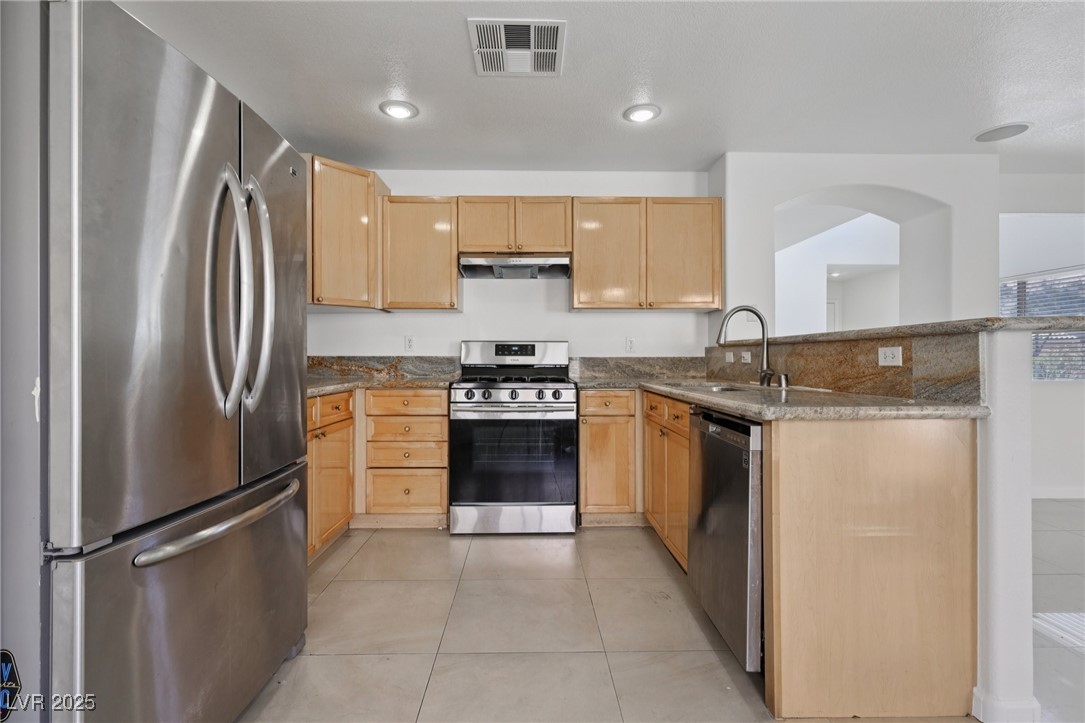 575 Aspen Leaf Street Property Photo 2