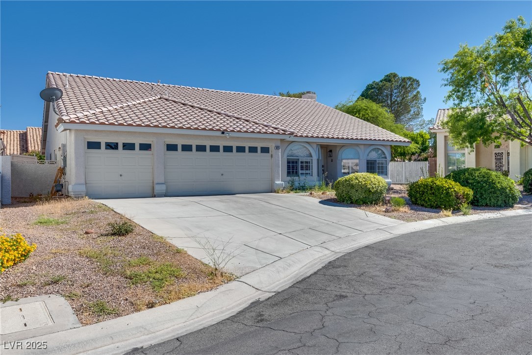 825 Royal Moon Avenue Property Photo 3