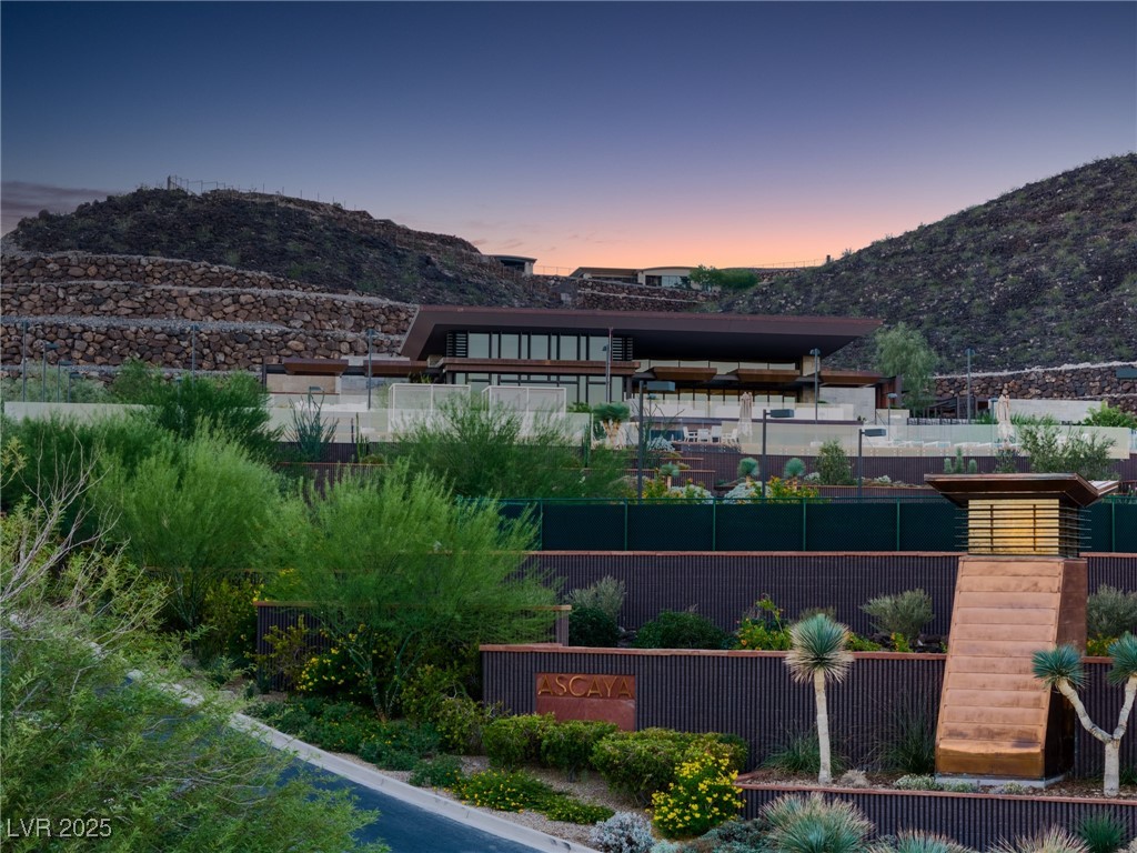 12 Wanderlust Court Property Photo 3