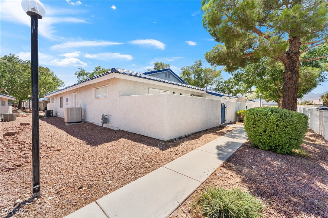 2140 Bavington Drive B Property Photo 1