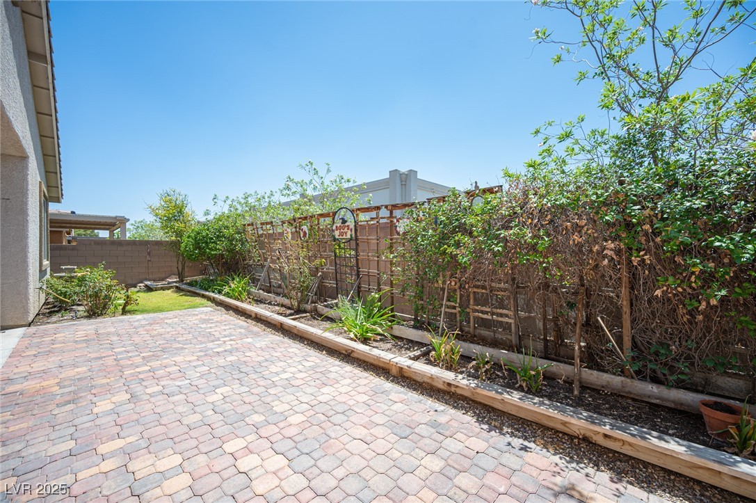 1617 Meadow Bluffs Avenue Property Photo 9
