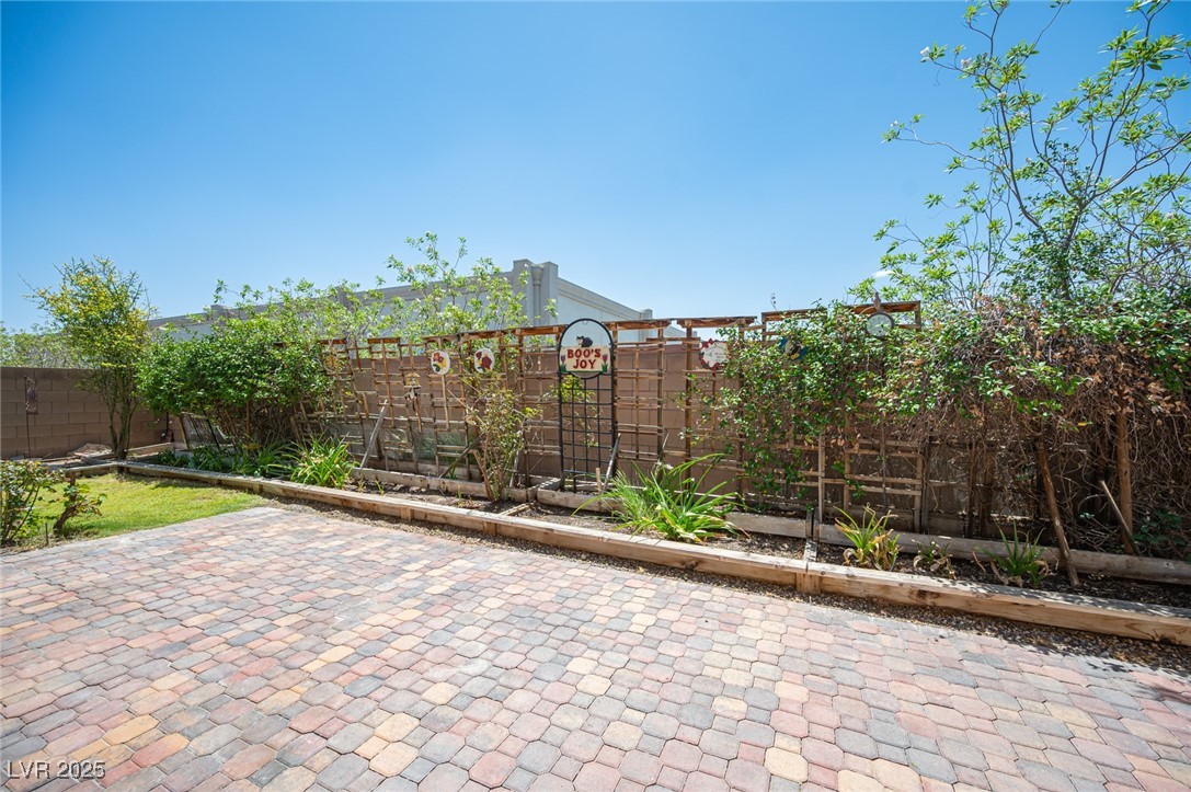 1617 Meadow Bluffs Avenue Property Photo 12