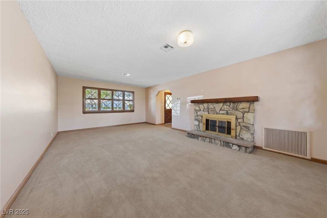 2400 Llewellyn Drive Property Photo 4