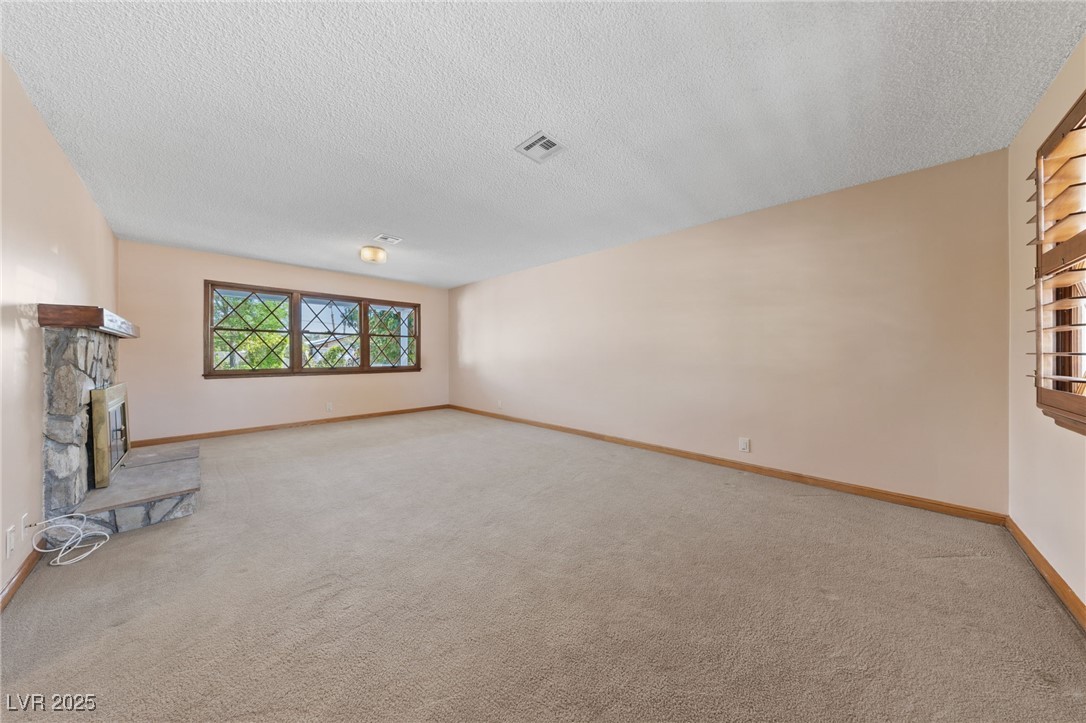 2400 Llewellyn Drive Property Photo 5
