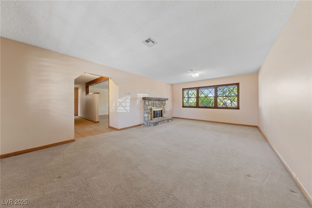2400 Llewellyn Drive Property Photo 6